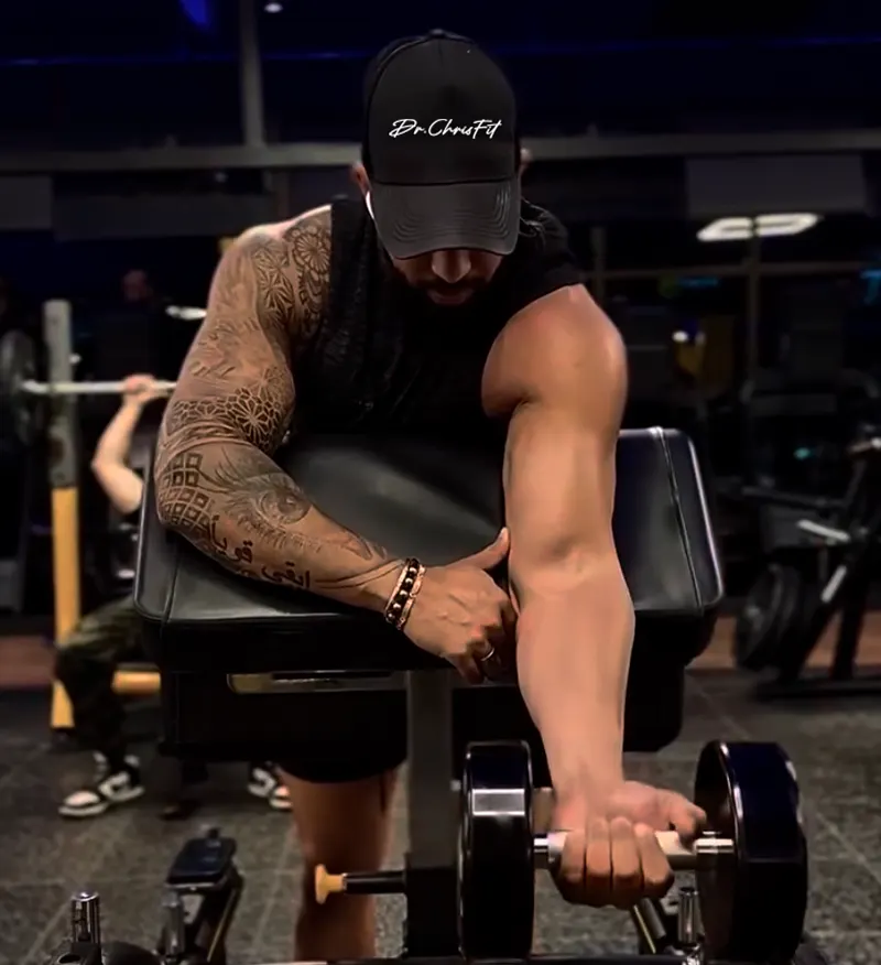 El Dr. Chris entrenando con mancuerna